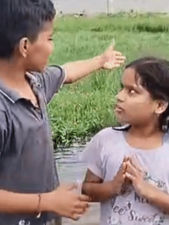 बच्चों ने वीडियो बनाकर डीएम को रोड का हाल दिखाया। कहा- यहां घुटनों तक पानी भरा है।