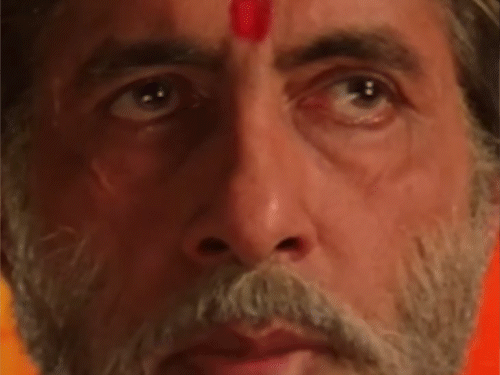 ‘परंपरा, प्रतिष्ठा, अनुशासन’- ‘मोहब्बतें’ का डायलॉग आज भी मीम्स में छाया है। स्कूल से ऑफिस तक, हर सख्ती पर याद आते हैं अमिताभ बच्चन।