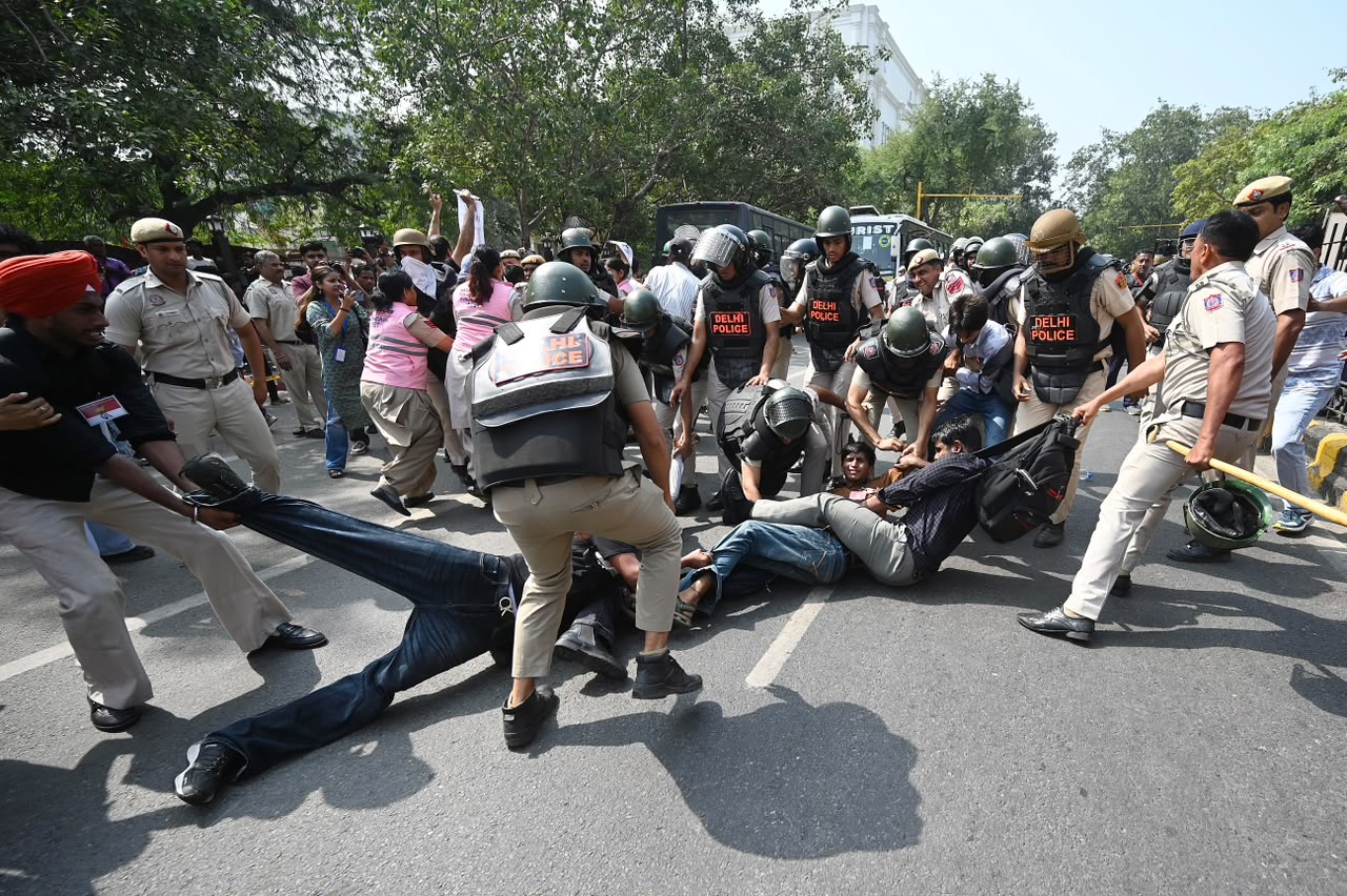 जंतर-मंतर पहुंचने की कोशिश करते करीब 1000 प्रदर्शनकारियों को पुलिस ने पकड़कर हिरासत में भेजा है।