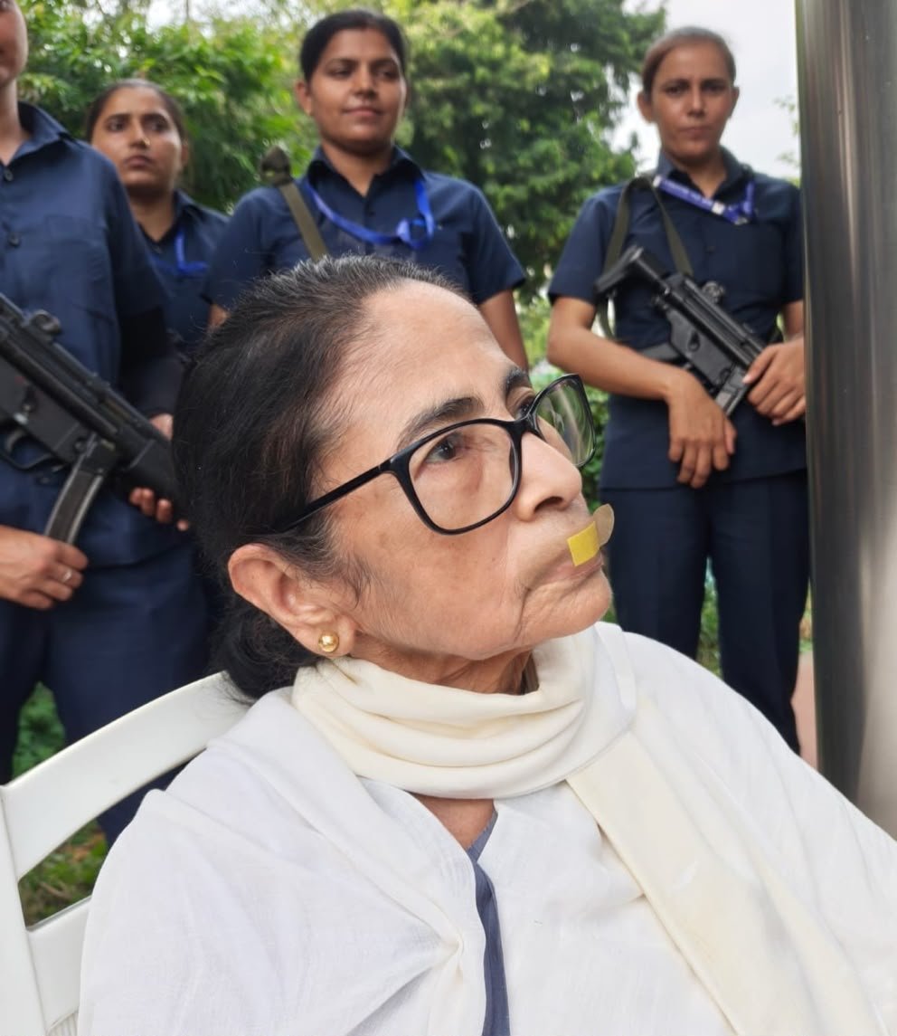 ममता बनर्जी ने दिल्ली के साउथ एवेन्यू में धरना दिया। उन्होंने मुंह पर बैंडेज लगाकर सांकेतिक मौन प्रदर्शन किया।