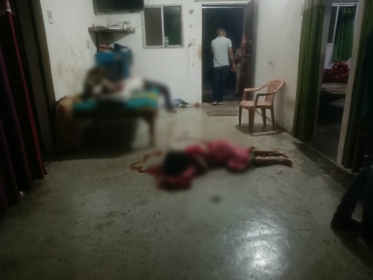 पुलिस ने शवों को कब्जे में लेकर पोस्टमॉर्टम के लिए भिजवा दिया है।