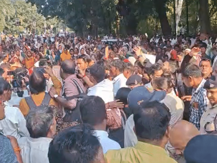 प्रदर्शनकारी महिलाओं ने भुगतान के लिए 10 नवंबर तक का अल्टीमेटम दिया है।