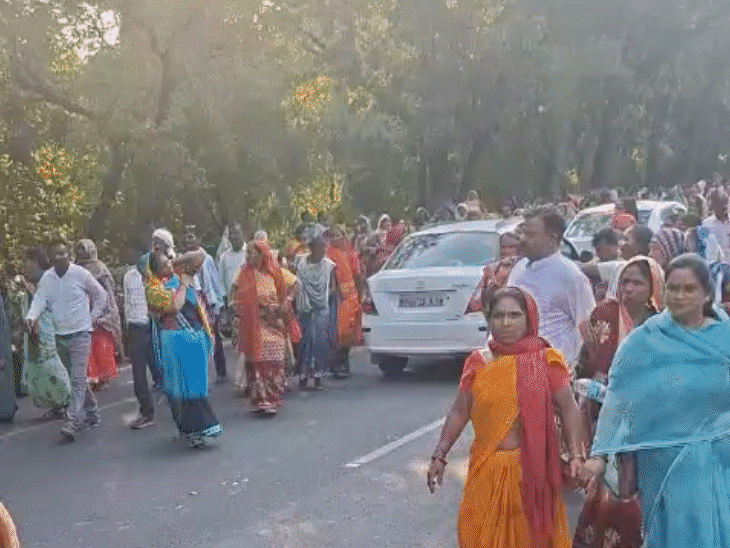शनिवार को मध्यान्ह भोजन और सांझा चूल्हा योजना का चार महीने से मानदेय नहीं मिलने से परेशान हजारों महिलाओं ने मुख्यमंत्री निवास की ओर कूच किया।