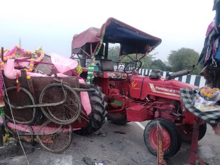 टक्कर इतनी जोरदार थी कि ट्रॉली पिचक गई।