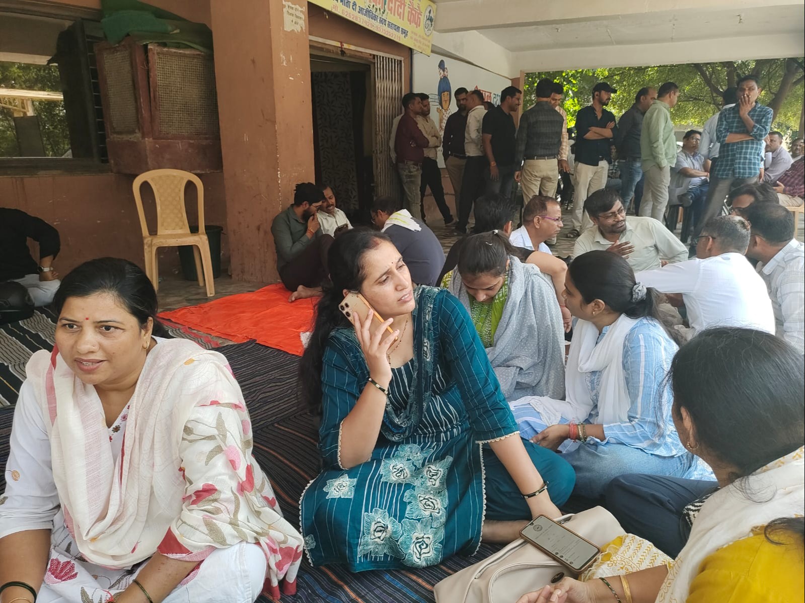दूसरे दिन भी कलेक्टोरेट परिसर में धरना जारी, कलेक्टर बोलीं- नोटिस के बाद हुई कार्रवाई|ग्वालियर,Gwalior - Dainik Bhaskar
