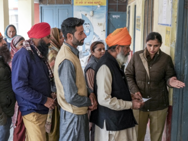 पोलिंग बूथ पर वोट डालने पहुंचे मतदाता- फाइल फोटो - Dainik Bhaskar