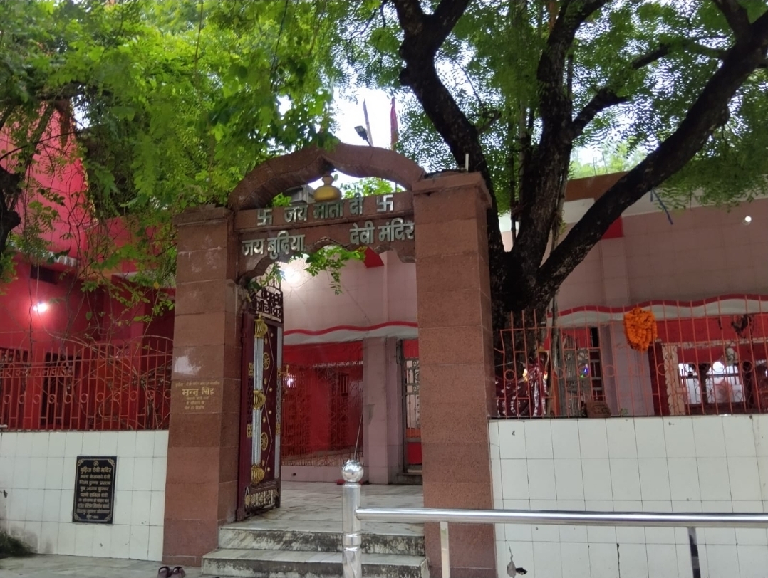 शहर की कुलदेवी मानी जाती है बुढ़िया देवी मां।