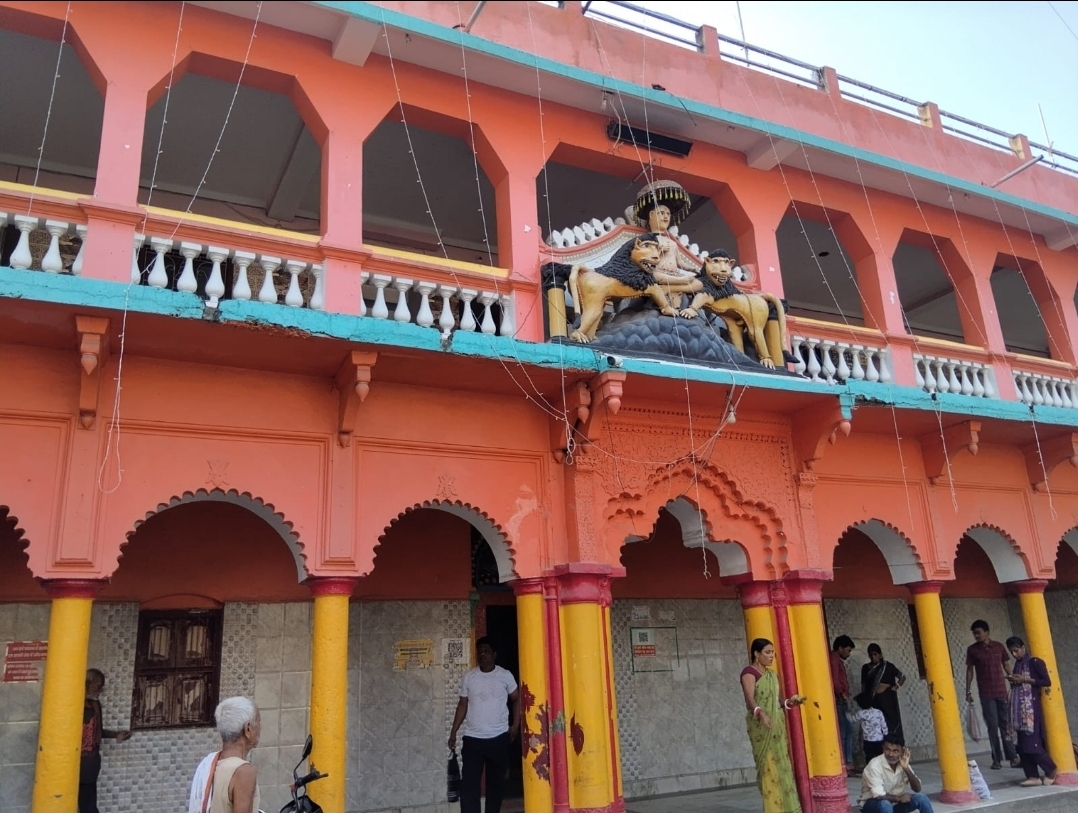 धर्मशाला स्थित देवी मंदिर परिसर में वर्ष 1921 से चली आ रही दुर्गा पूजा की परंपरा।