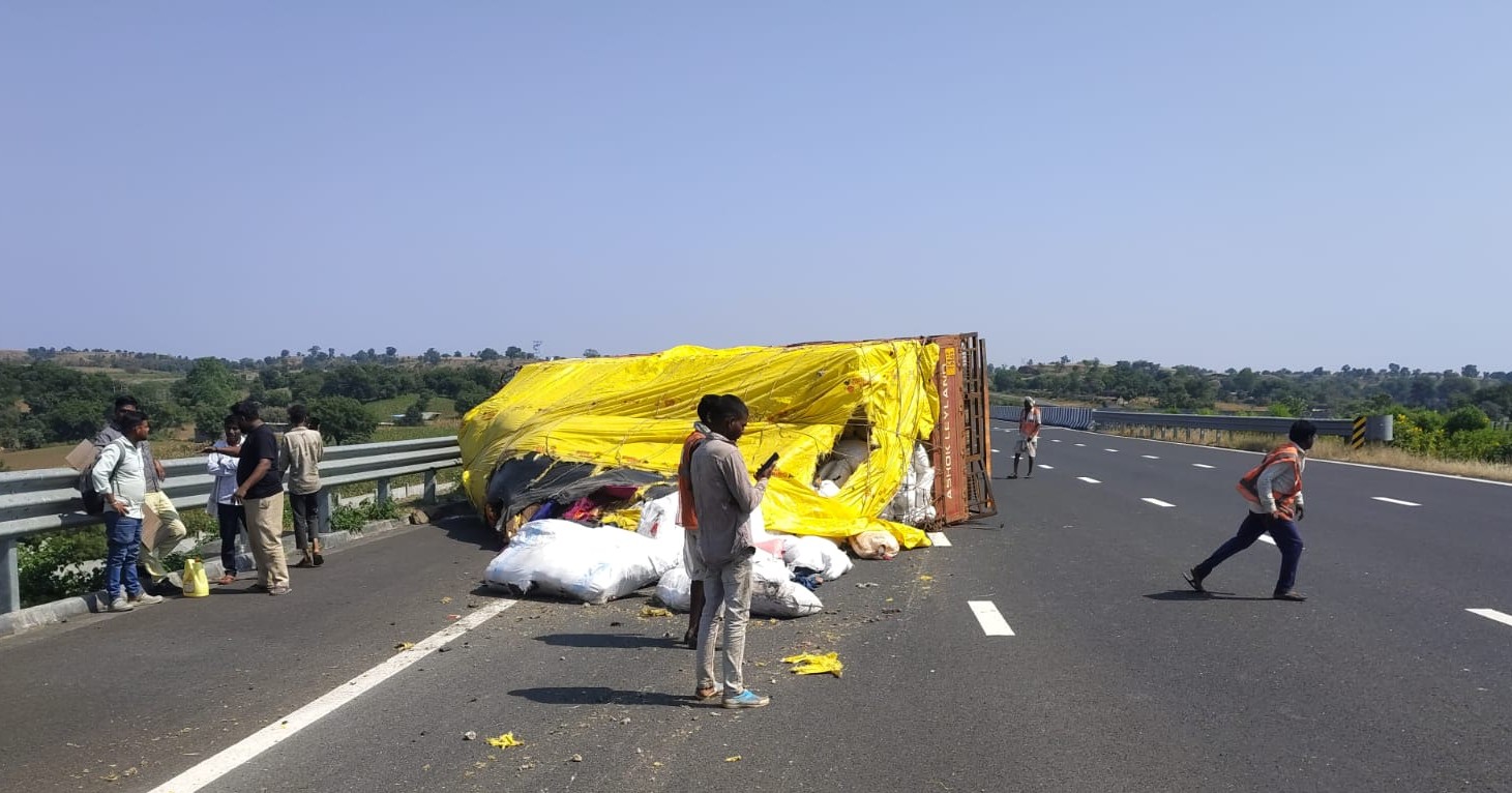 भीमपुरा के पास कपड़ों से भरा ट्रक पलटा।