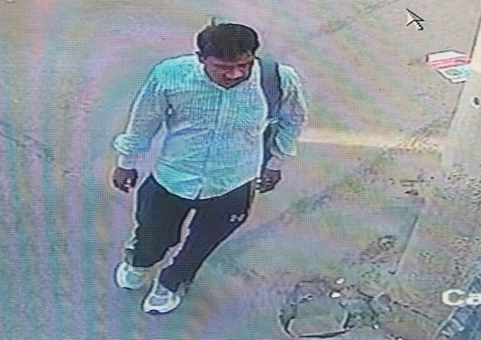 बाइक से उतर कर पैदल जाता एक संदिग्ध व्यक्ति।