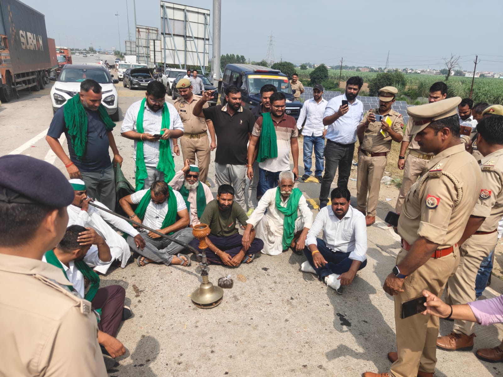 काशी टोल पर बैठे किसान।