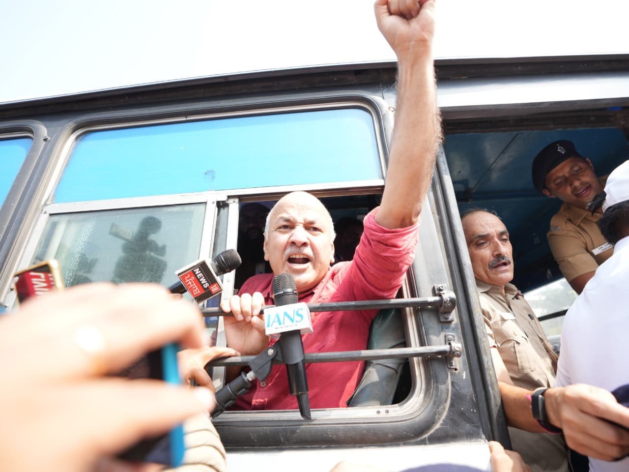 मनीष सिसोदिया को पुलिस ने हिरासत में लेकर बस में बैठाया, इस दौरान वह नारेबाजी करते हुए।