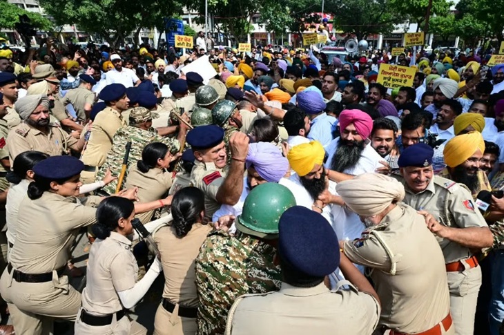 बैरिकेडिंग से आगे बढ़ने की कोशिश करने पर पर AAP नेताओं और पुलिस के बीच धक्कामुक्की।