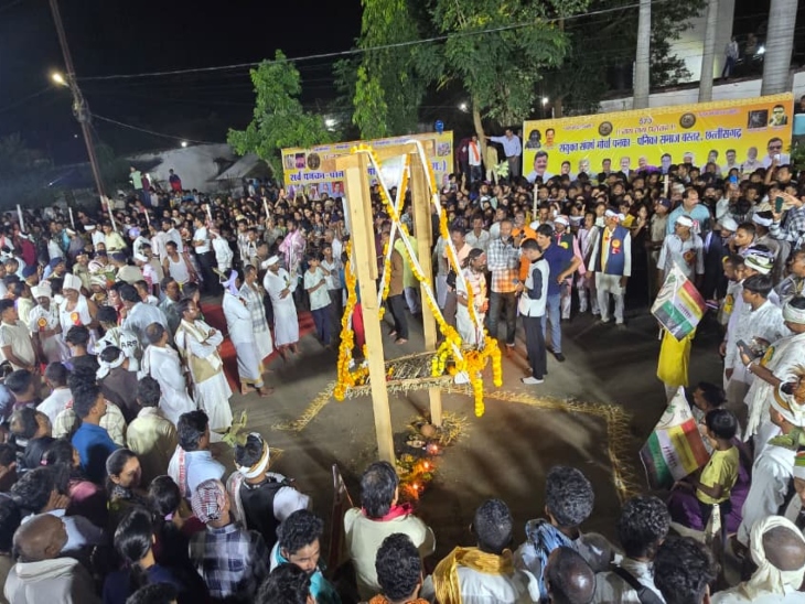 काछनगादी की रस्म में कांटों के झूले में झूलती है देवी।