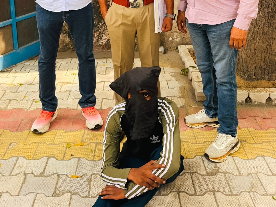 पुलिस की गिरफ्त में पकड़ा गया आरोपी। - Dainik Bhaskar