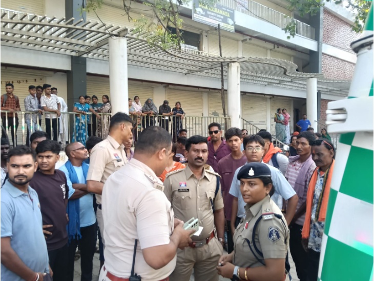 पुलिस फरार आरोपियों की तलाश में जुटी हुई है।
