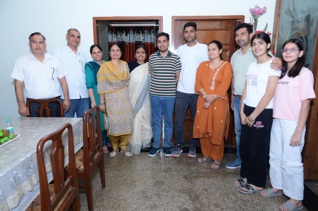गोहाना के अभिषेक सरोहा के परिवार के साथ भाजपा प्रदेशाध्यक्ष डॉ. अर्चना गुप्ता