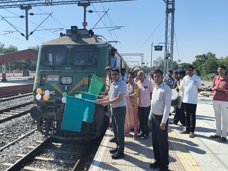 ट्रेन को झंडी दिखाकर रवाना करते देवस्थान के सहायक आयुक्त।
