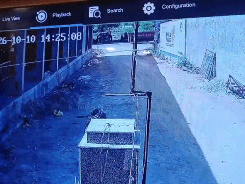 लोडिंग टेंपो से टकराता हुआ बाइक सवार।