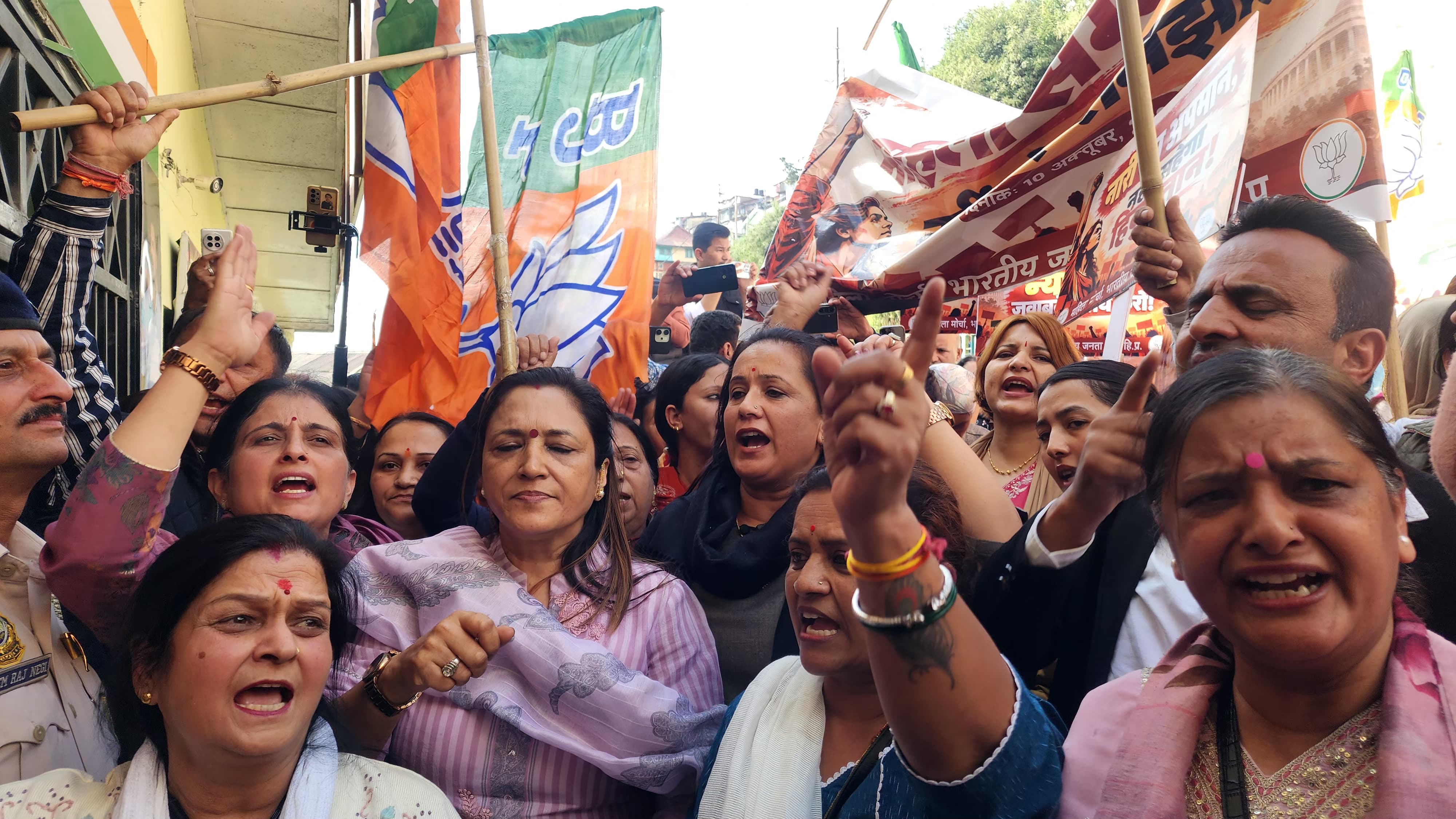 कांग्रेस ऑफिस के बाहर प्रदर्शन करते हुए BJP महिला मोर्चा।