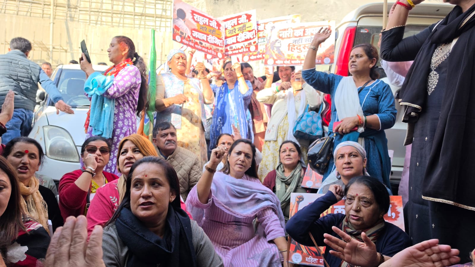 कांग्रेस ऑफिस के बाहर प्रदर्शन करते हुए BJP महिला मोर्चा।