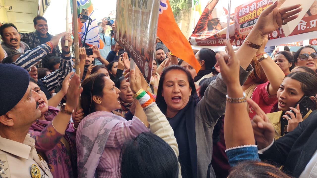 राजीव भवन शिमला में कांग्रेस ऑफिस के बाहर प्रदर्शन करते हुए BJP महिला मोर्चा।