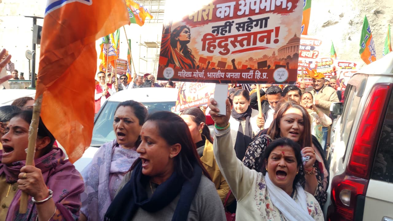 कांग्रेस ऑफिस के बाहर प्रदर्शन करते हुए BJP महिला मोर्चा।