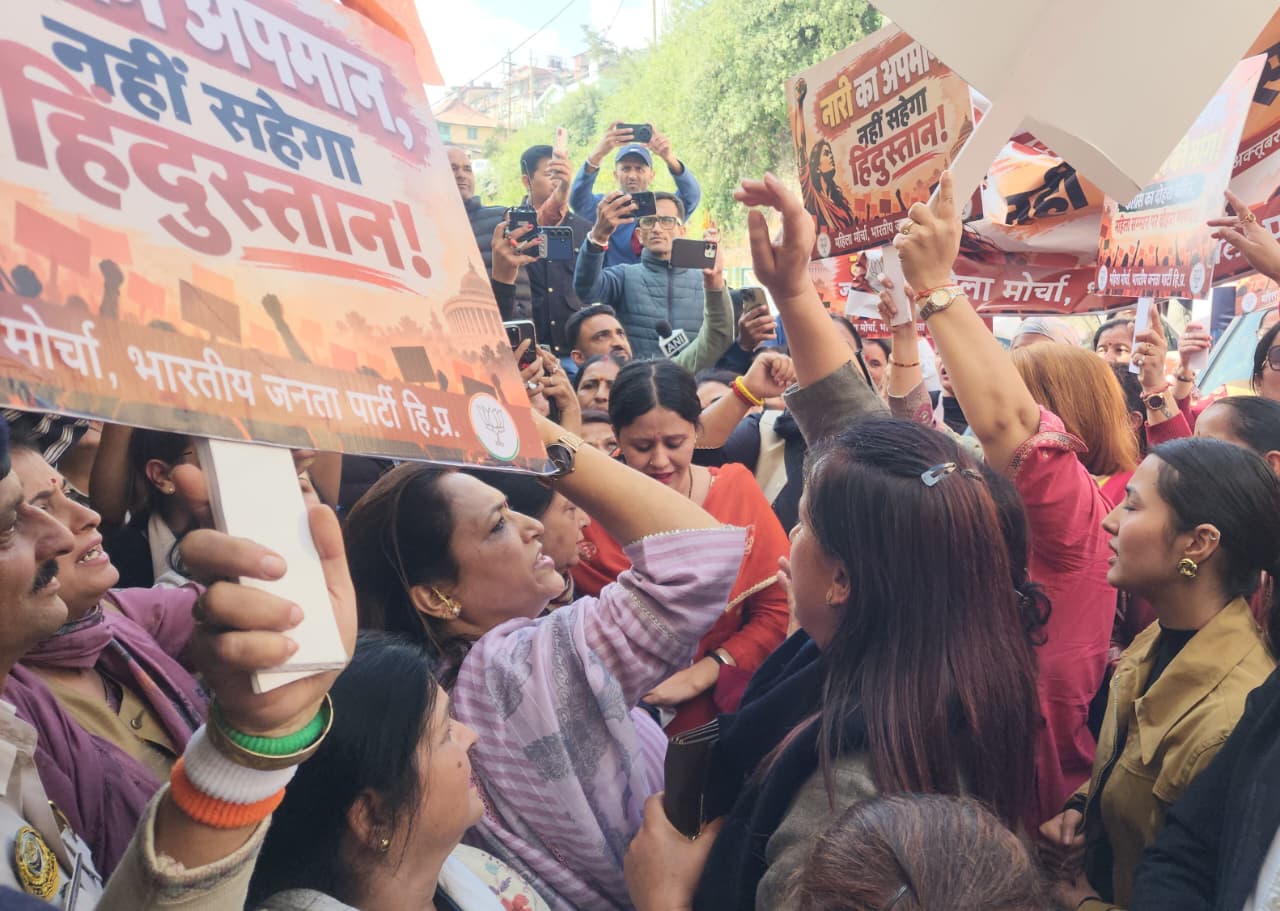 शिमला में कांग्रेस ऑफिस के बाहर प्रदर्शन करते हुए BJP महिला मोर्चा।