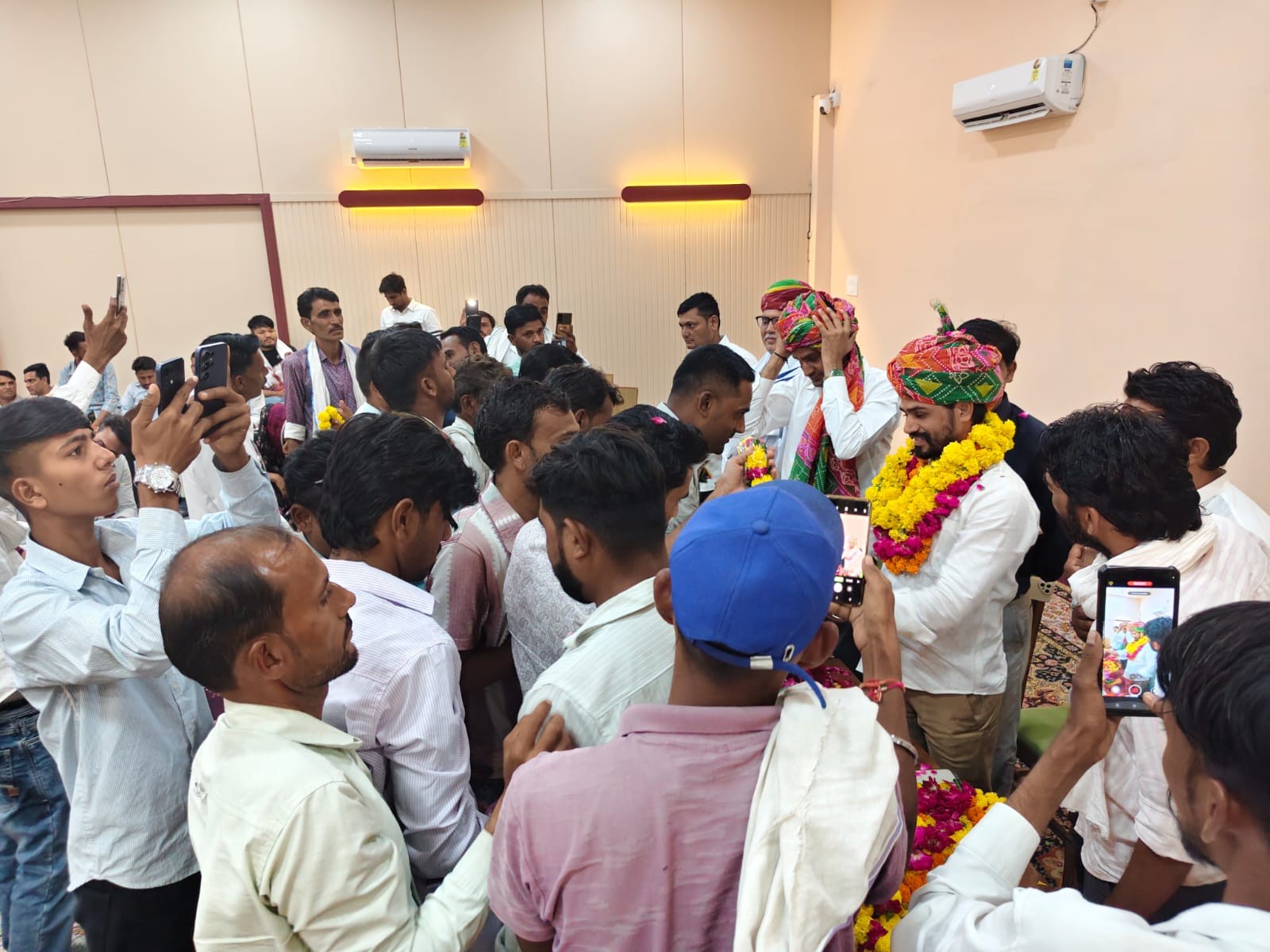 बैठक में चुनाव प्रभारी प्रहलाद खटाना का माला पहनाकर स्वागत किया गया।