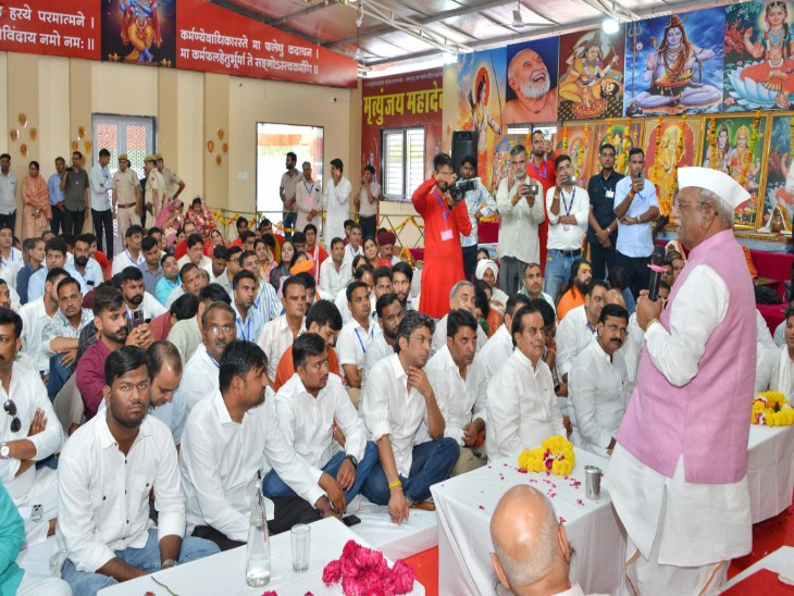 सदगुरू आश्रम के शुभारंभ पर लोगों को संबोधित करते राज्यपाल हरिभाऊ बागड़े।