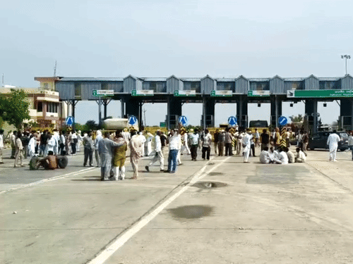 घड़साना के 12 एमडी टोल प्लाजा पर पुलिस ने बैरिकेडिंग कर रखी है।