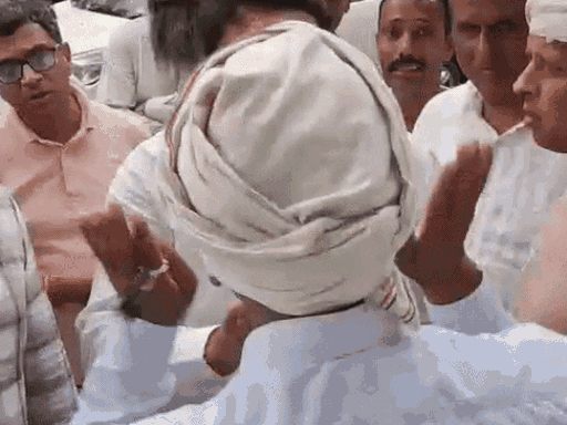 भाजपा कार्यकर्ताओं और किसानों के बीच मार्केट कमेटी कार्यालय के सामने बहस हुई।
