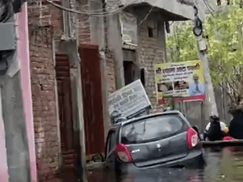 उत्तरप्रदेश के फैजुल्लागंज में गलियों में नाव चलीं। सड़कों पर खड़ी कारें तैर रही हैं।
