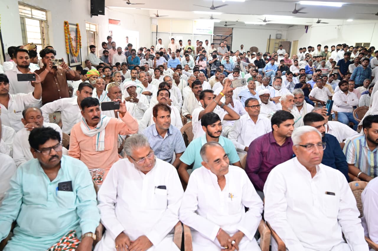 पंचायत चुनाव से पहले बड़ी संख्या में बीजेपी कार्यकर्ताओं ने कांग्रेस जॉइन की।