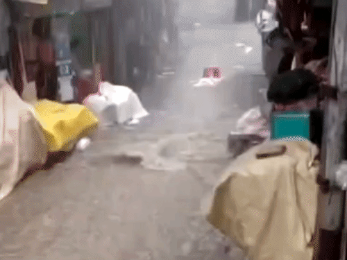 उत्तराखंड के रुड़की में तेज बारिश से गलियों में पानी नदी की तरह बहने लगा।