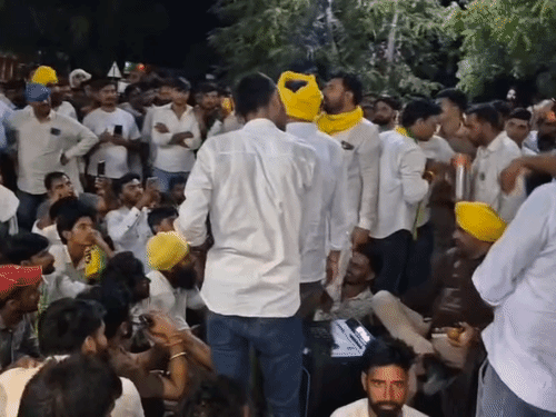किसानों ने अनूपगढ़ की ग्राम पंचायत पतरोड़ा में नेशनल हाईवे-911 को जाम कर दिया और धरने पर बैठ गए।