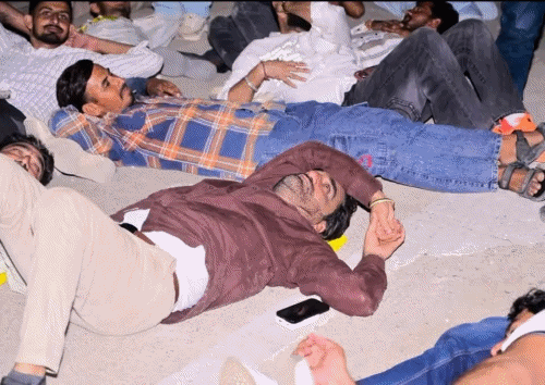 किसानों के साथ सांसद हनुमान बेनीवाल ने हाईवे पर रात गुजारी थी।