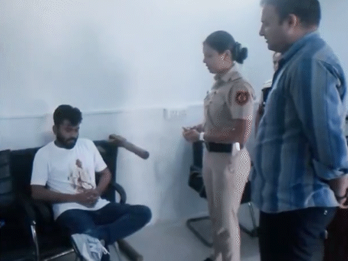 दिल्ली पुलिस ने शनिवार सुबह अभिजीत दीपके को हिरासत में लिया था। उसका डेढ़ मिनट का वीडियो शनिवार को जारी किया।