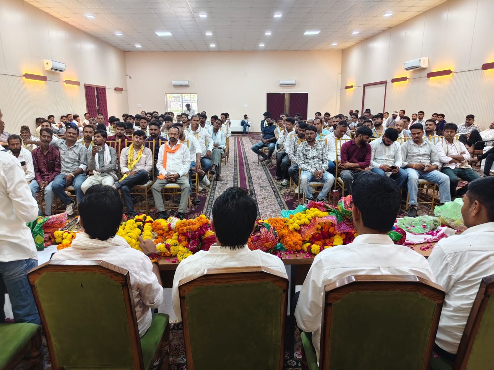 बैठक में चुनाव लड़ने के इच्छुक कार्यकर्ताओं ने अपने आवेदन जिला प्रभारियों को सौंपे।
