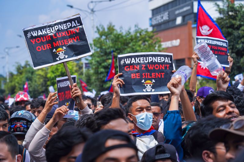 नेपाल में प्रोटेस्ट के दौरान वन पीस के निशान वाले पोस्टर।
