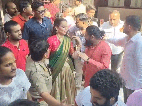 कंगना रनौत साउथ इंडियन लुक में नजर आईं। उन्होंने लहंगा के साथ दुपट्टा लिया हुआ था और बालों में फूलों का गजरा लगाए हुए थीं।