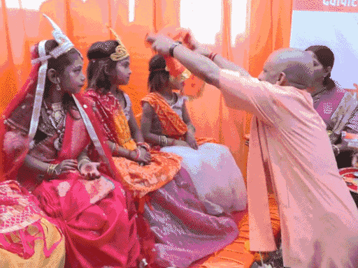 सीएम ने बलरामपुर में 9 कन्याओं की पूजा की।