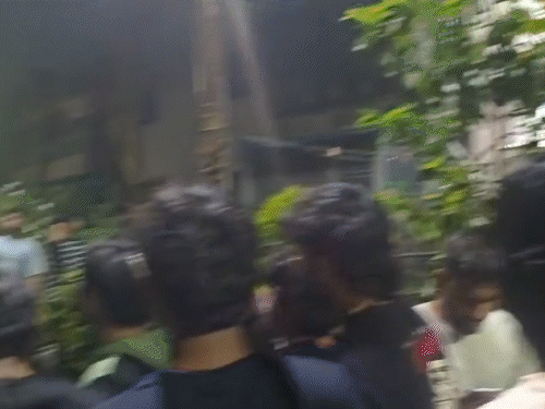 घटना की जानकारी आदित्य के परिजनों को दे दी गई है। छात्र की मौत के बाद परिसर में तनाव की स्थिति बनी हुई है।
