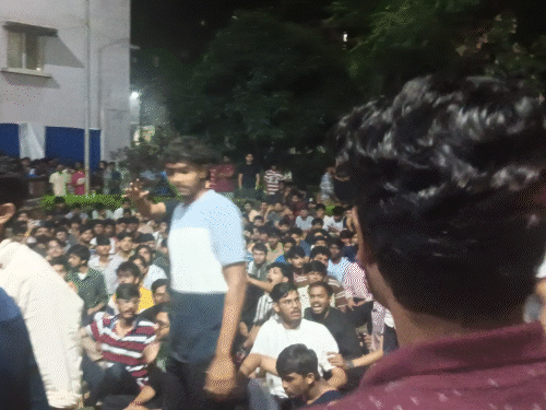 पुलिस के अनुसार, आदित्य की परीक्षा चल रही थी। पेपर खराब होने के कारण आत्महत्या किए जाने की आशंका जताई जा रही है।