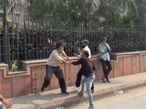 हिंदू रक्षा दल से जुड़े लोगों ने दिल्ली के कमला मार्केट थाना क्षेत्र में मारपीट की।