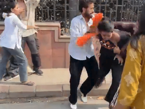 दिल्ली पुलिस का कहना है कि मारपीट करने वाले सभी लड़के थे।