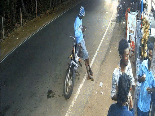 यह पूरी घटना चाय की दुकान में लगे CCTV में रिकॉर्ड हो गई। - Dainik Bhaskar