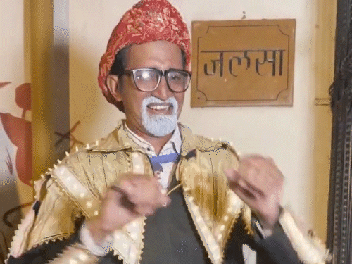 जलसा के बाहर अमिताभ बच्चन का हमशक्ल डांस करते हुए।