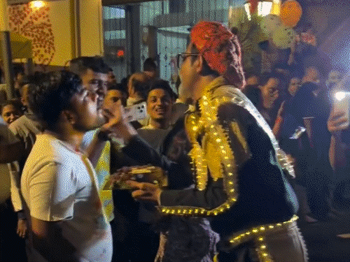 अमिताभ बच्चन के घर के बाहर उनके हमशक्ल ने लोगों को मिठाई खिलाकर जश्न मनाया। - Dainik Bhaskar