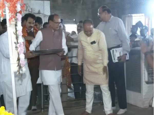 शिवराज सिंह ने नवरात्रि के पहले दिन कंकाली माता मंदिर में पूजा की।